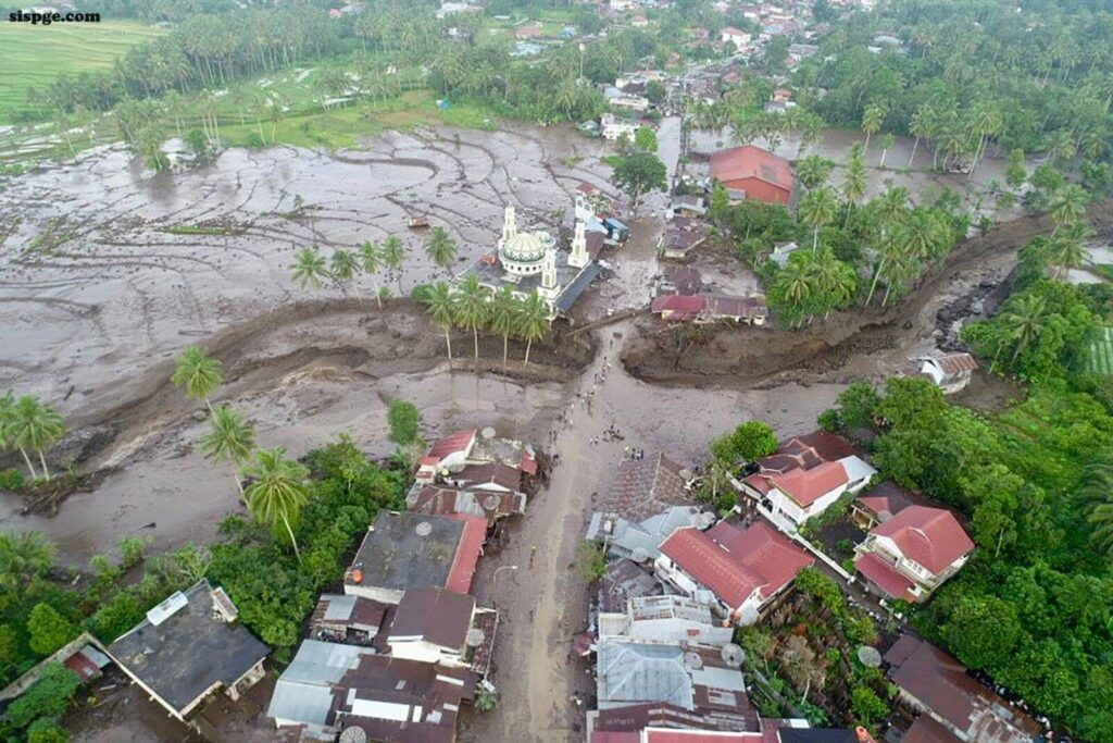 น้ำท่วมฉับพลัน บนเกาะสุมาตราอินโดนีเซียเสียชีวิตแล้ว 40 ราย เจ้าหน้าที่กู้ภัยสามารถเก็บกู้ศพได้แล้วเพิ่มเติม หลังฝนมรสุมทำให้เกิดน้ำท่วม